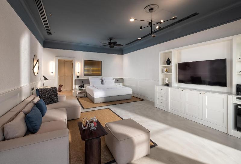 Deluxe Beachfront Room image 3