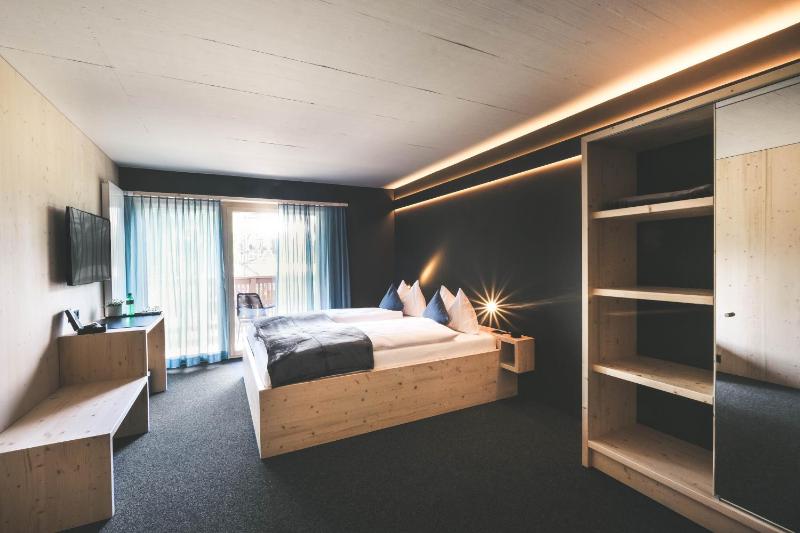 Double Room with Extra Bed image 1