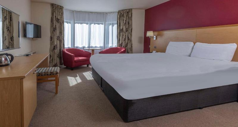 Standard Double Room with Golf View image 3