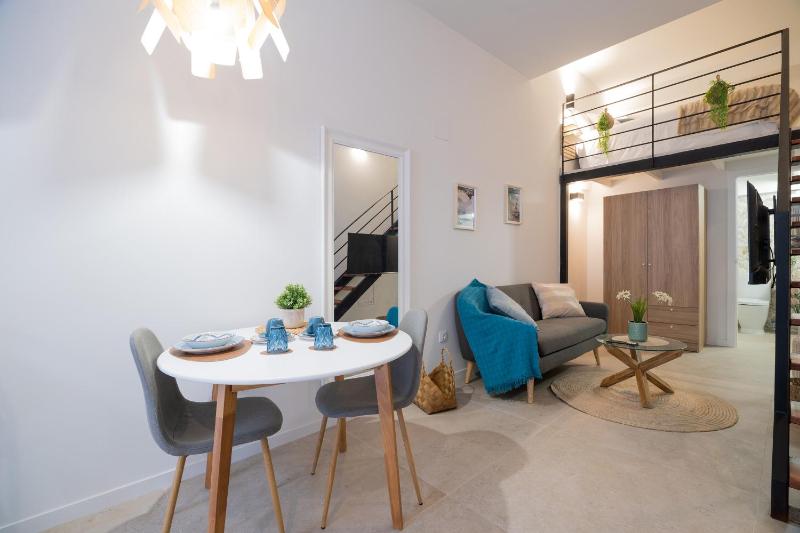 RM1 - Loft Valencia cómodos estudios dúplex cerca a la Avenida del Puerto - image 2