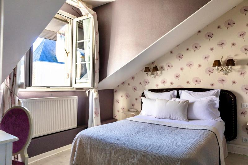 Small Double Room image 4