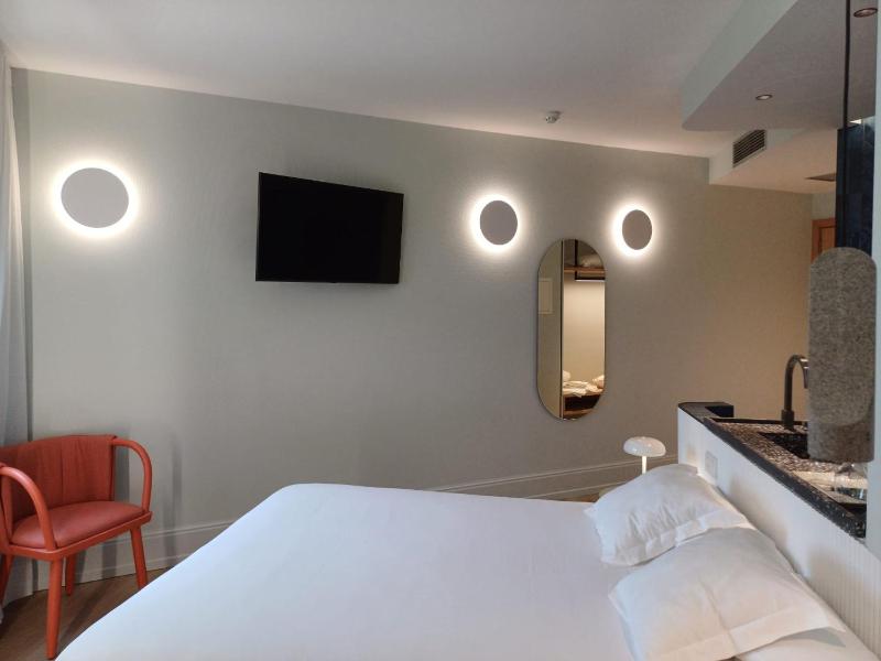 Deluxe Double Room image 3