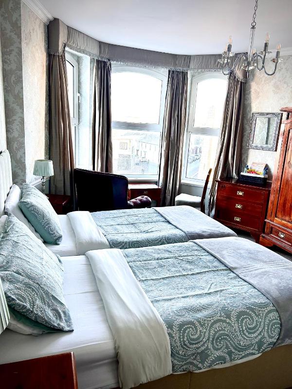Deluxe Twin Room with Sea View image 3