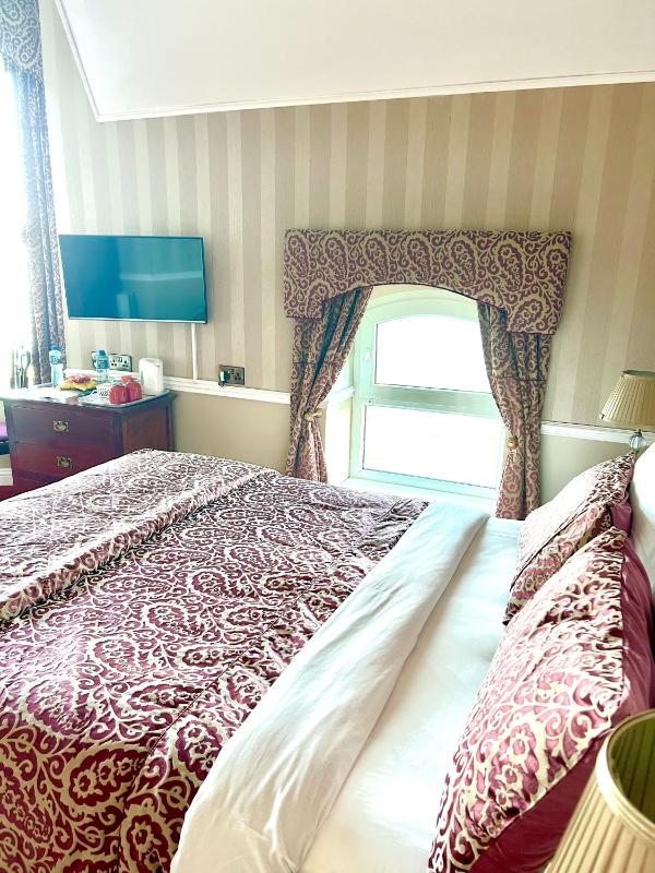 Deluxe King Room with Sea View image 2