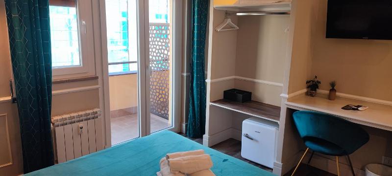 Superior Double Room with Balcony image 4