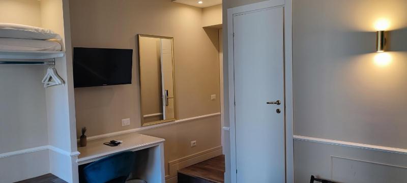 Superior Double Room with Balcony image 3