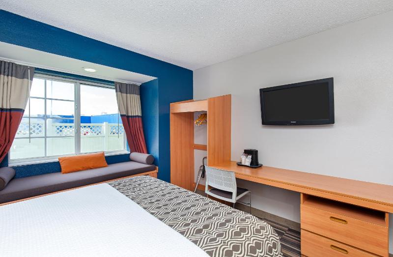 Deluxe Queen Room - Disability Access/Non-Smoking image 4