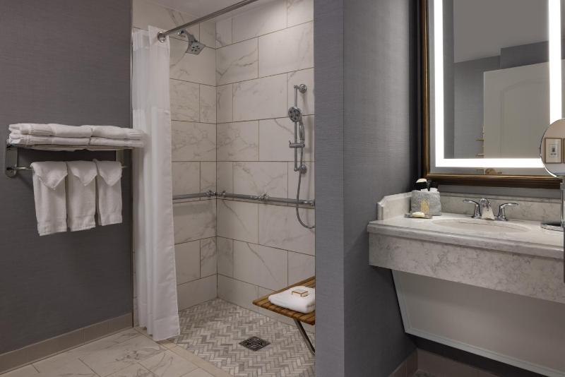 Double Room with Two Double Beds with Roll-In Shower - Mobility Access image 4