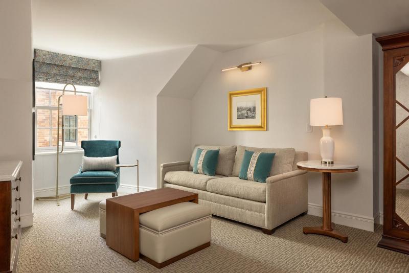 Junior King Suite with Seating Area image 4