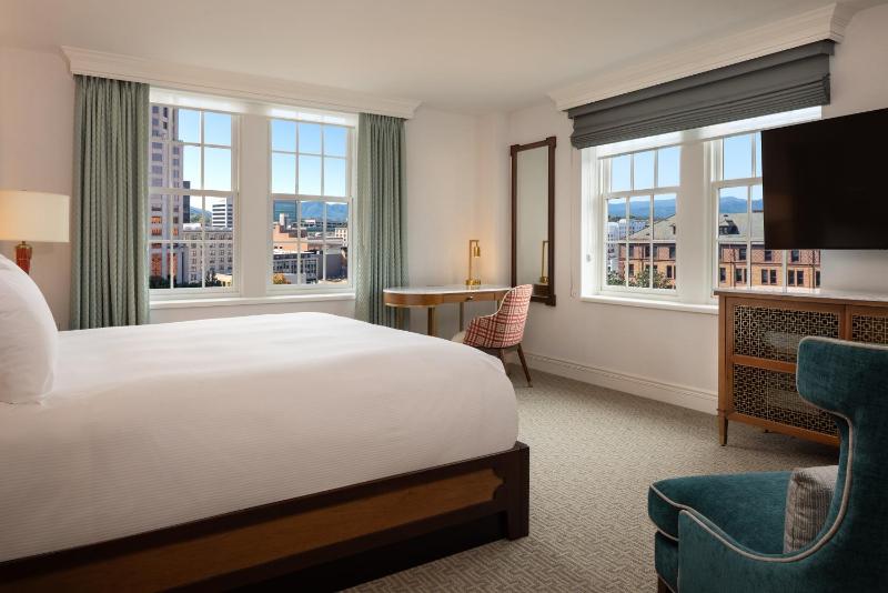 Deluxe King Corner Room image 2