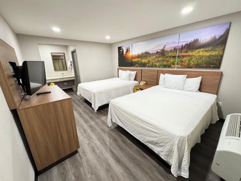 Queen Room with Two Queen Beds - Non-Smoking image 1