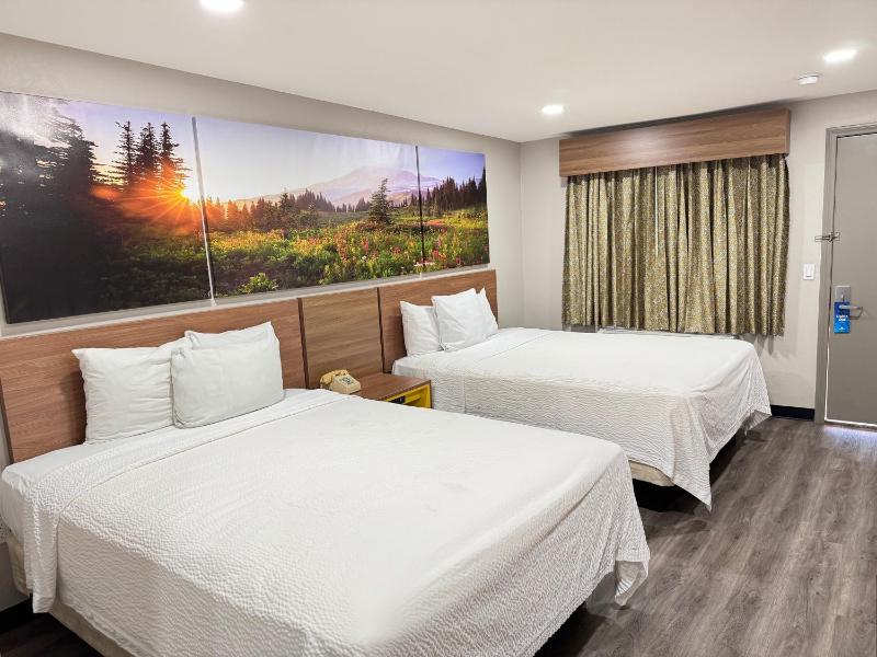 Queen Room with Two Queen Beds - Non-Smoking image 4
