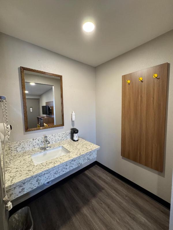 Queen Room - Disability Access/Non-Smoking image 4