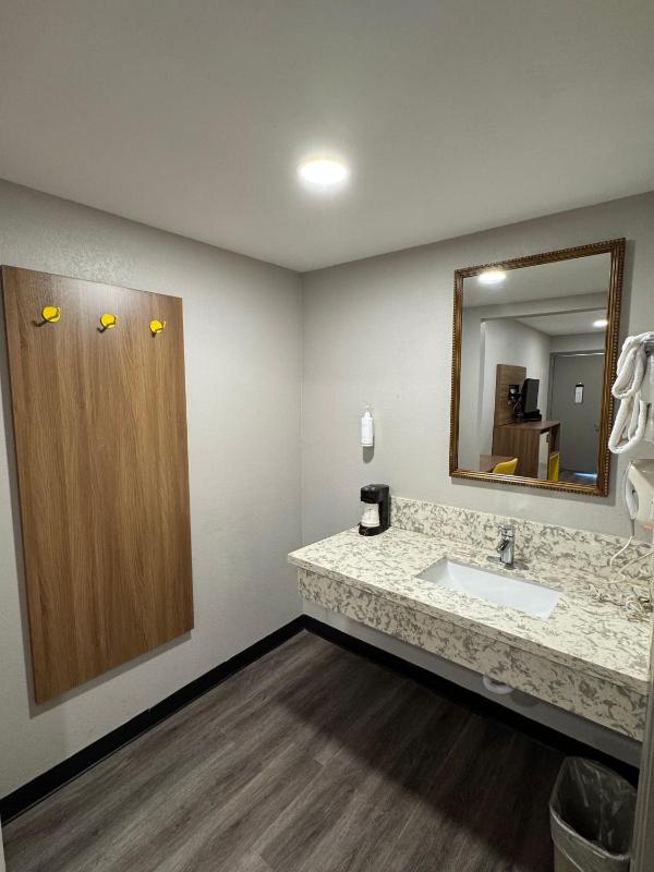 Double Room with Two Double Beds - Non-Smoking image 4
