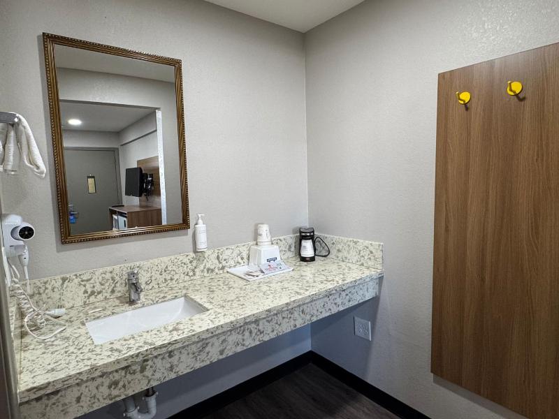 King Room - Non-Smoking image 4