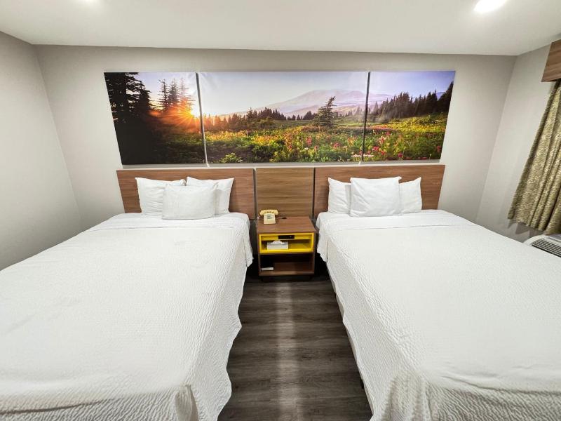 Queen Room with Two Queen Beds - Non-Smoking image 3