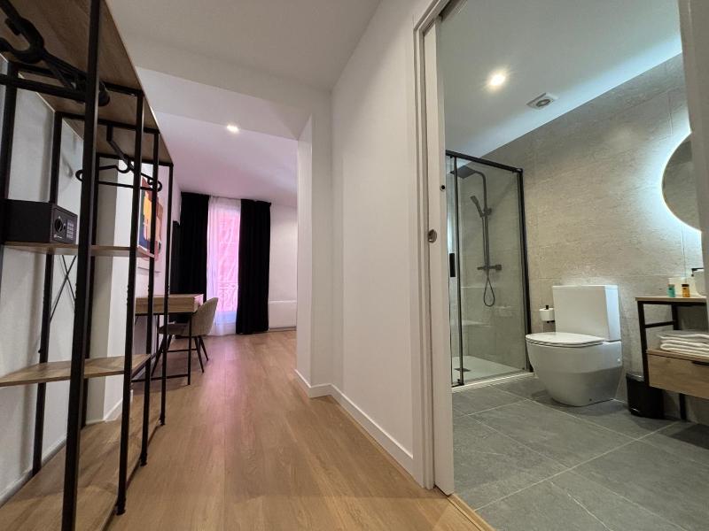 Double Room with Balcony image 4