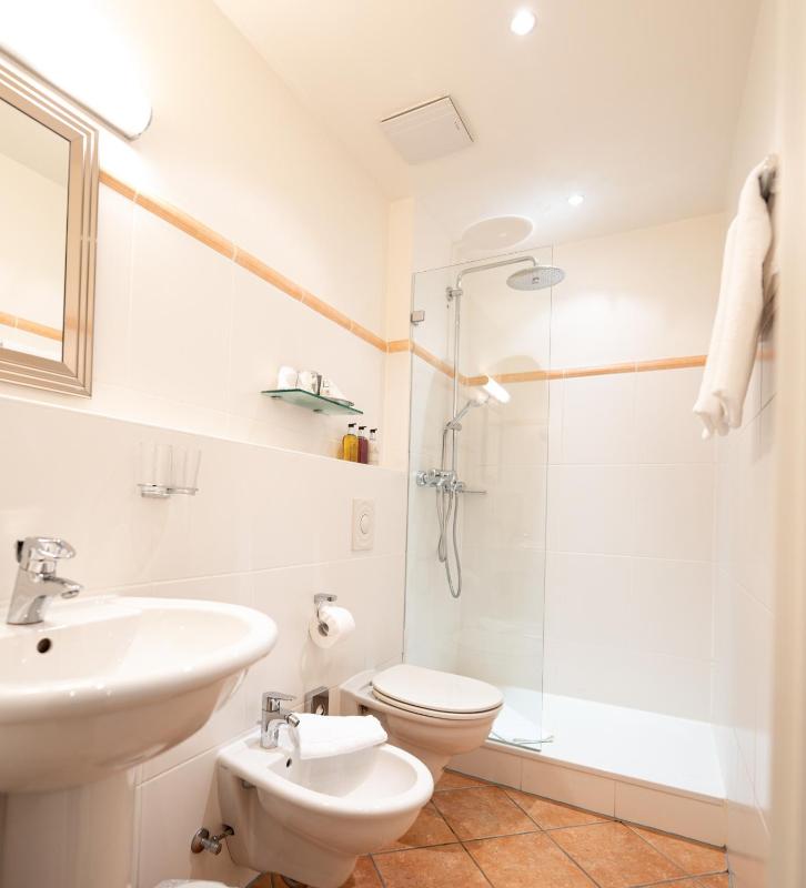Double Room image 3