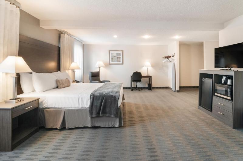 King Suite - Non-Smoking image 2