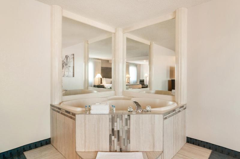 King Suite - Non-Smoking image 3