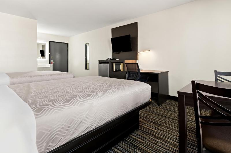 Quadruple Room with Two Queen Beds - Non Smoking image 2