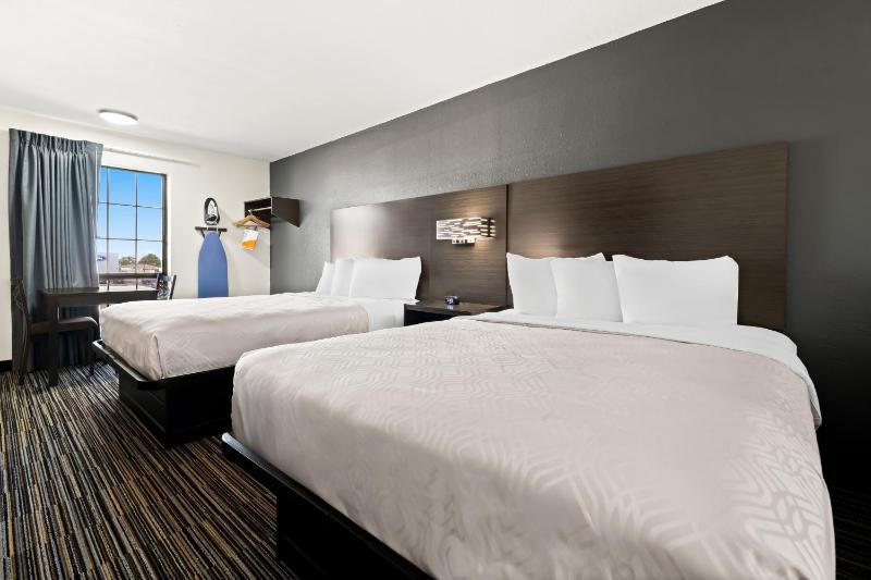 Quadruple Room with Two Queen Beds - Non Smoking image 3