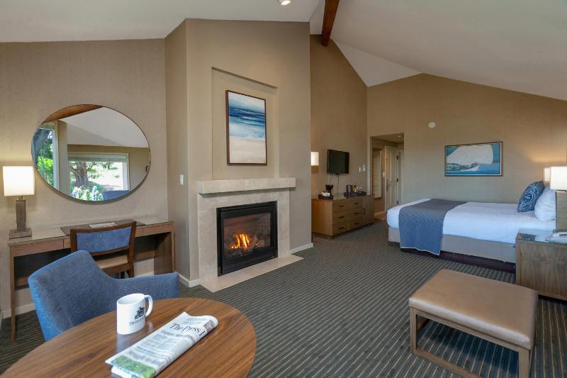 Deluxe King Room with Fireplace image 3