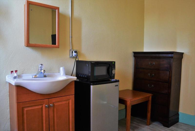 Deluxe Queen with shared bathroom 