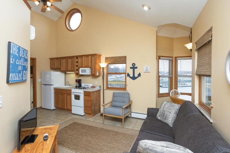 Queen Suite with Spa Bath image 1