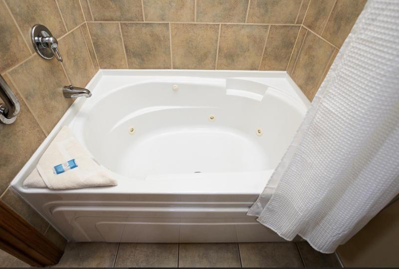 Queen Suite with Spa Bath image 2