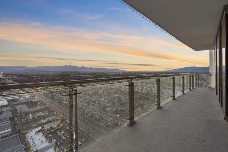 The Celine Riviera Suite at Palms Place - image 14