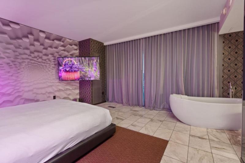 The Celine Riviera Suite at Palms Place - image 8