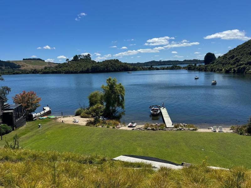 Lakefront Luxury - Lake Rotoiti Holiday Home - image 8