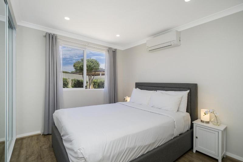 Bright and Spacious 2-Bed Thornlie Family Home - image 5