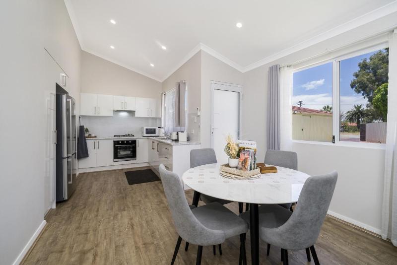 Bright and Spacious 2-Bed Thornlie Family Home - image 10