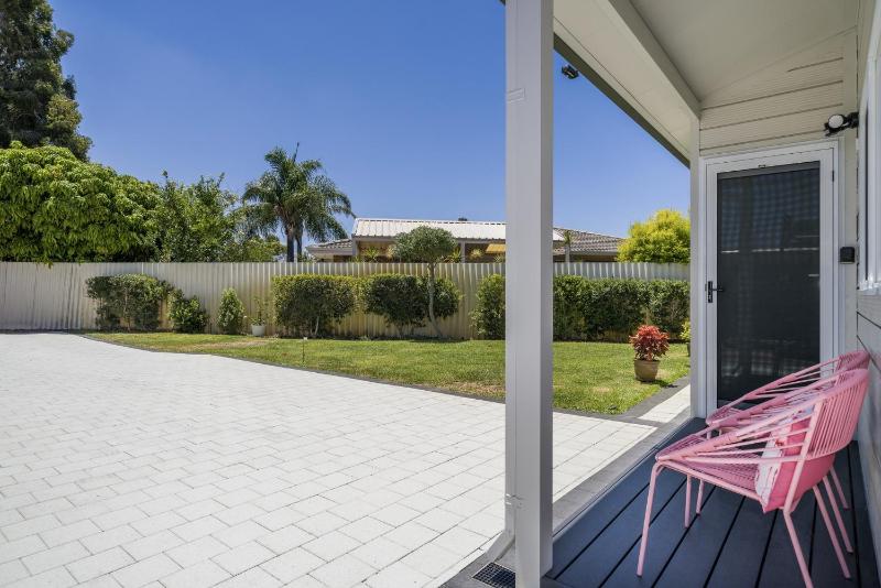 Bright and Spacious 2-Bed Thornlie Family Home - image 14