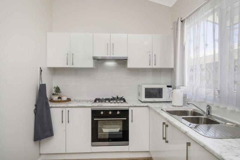 Bright and Spacious 2-Bed Thornlie Family Home - image 12