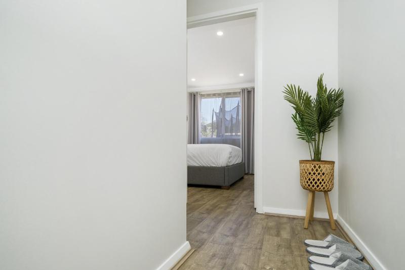 Bright and Spacious 2-Bed Thornlie Family Home - image 11