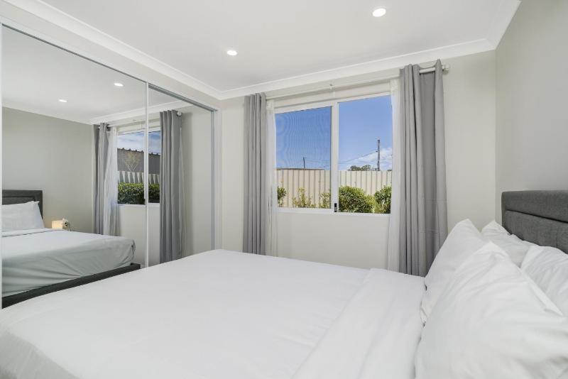 Bright and Spacious 2-Bed Thornlie Family Home - image 4