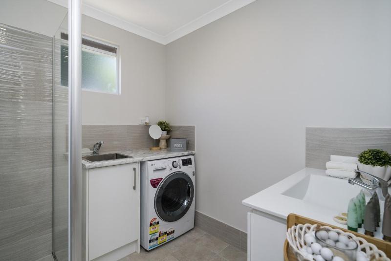 Bright and Spacious 2-Bed Thornlie Family Home - image 11