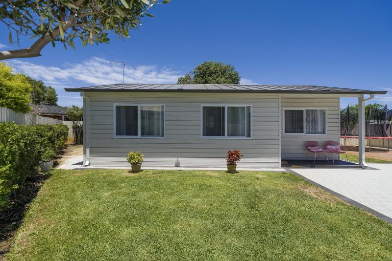 Bright and Spacious 2-Bed Thornlie Family Home - image 16