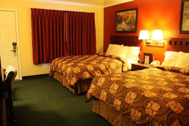 Queen Room with Two Queen Beds - Non-Smoking image 3