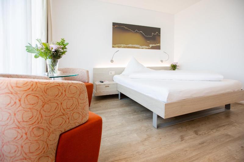 Standard Double Room with Mountain View image 4
