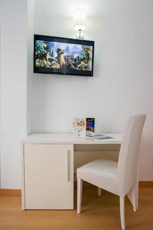Twin Room image 1