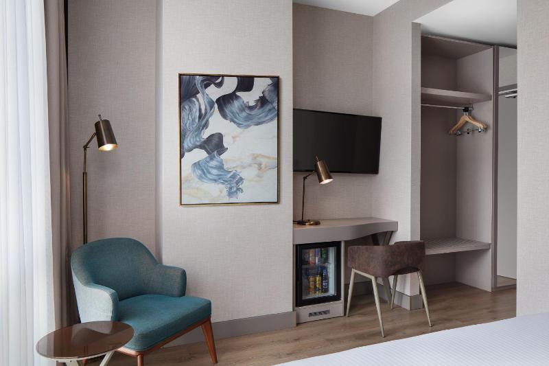 Deluxe King Room image 1