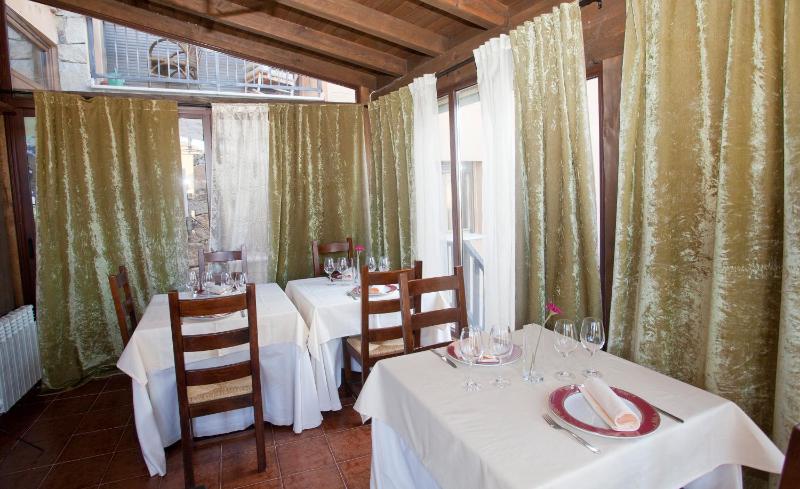 Twin Room (2 Single Beds) image 4