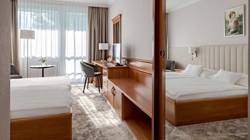 Comfort Twin Room with Balcony image 3