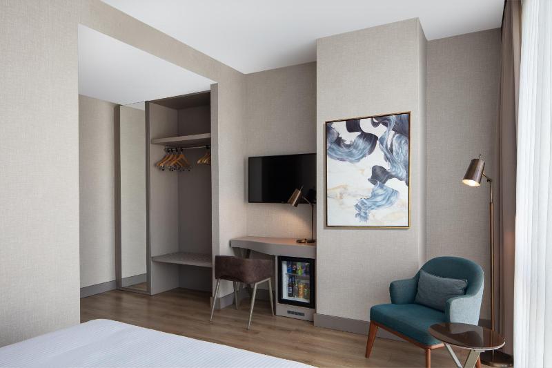 Superior King Room image 4