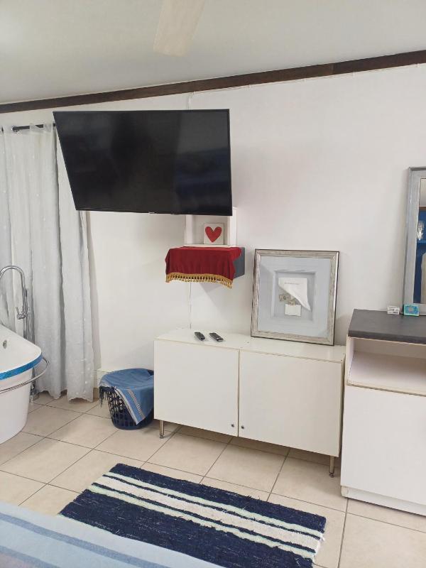 Santini Lace Self Catering Unit - image 15