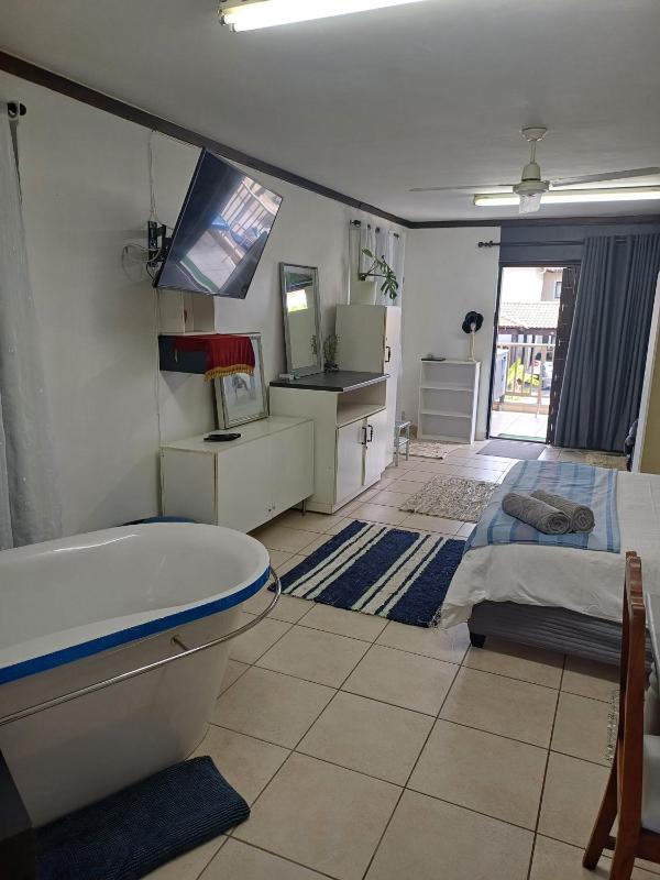 Santini Lace Self Catering Unit - image 13